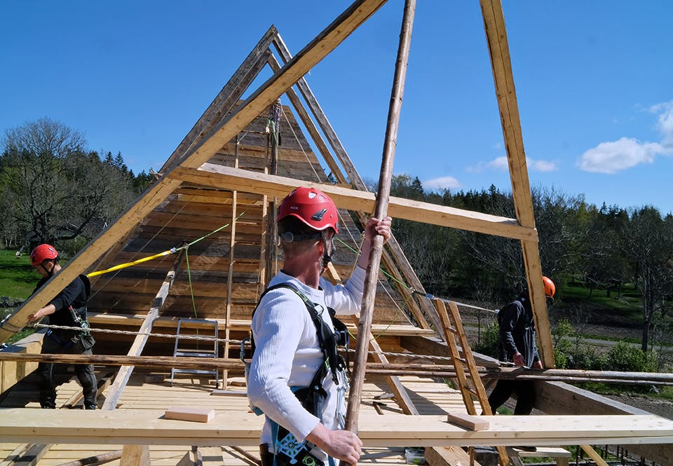 sodra rada kyrka byggs upp igen takstol a JkVSfWM777ym1i